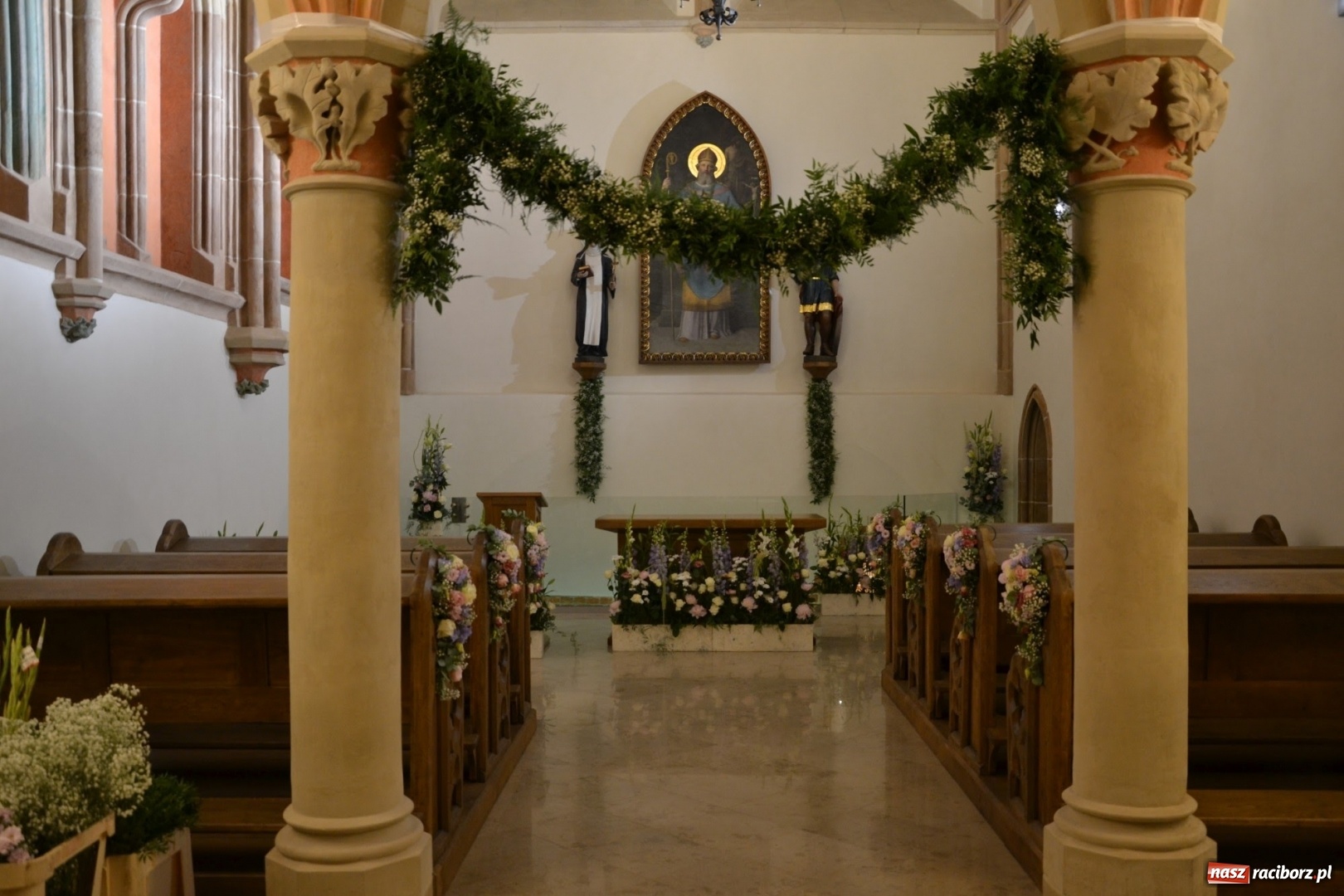 Zdjęcie w galerii na portalu naszraciborz.pl: I rocznica poświęcenia śląskiej Sainte Chapelle. Kaplica zamkowa utonęła w kwiatach  wiadomości z regionu