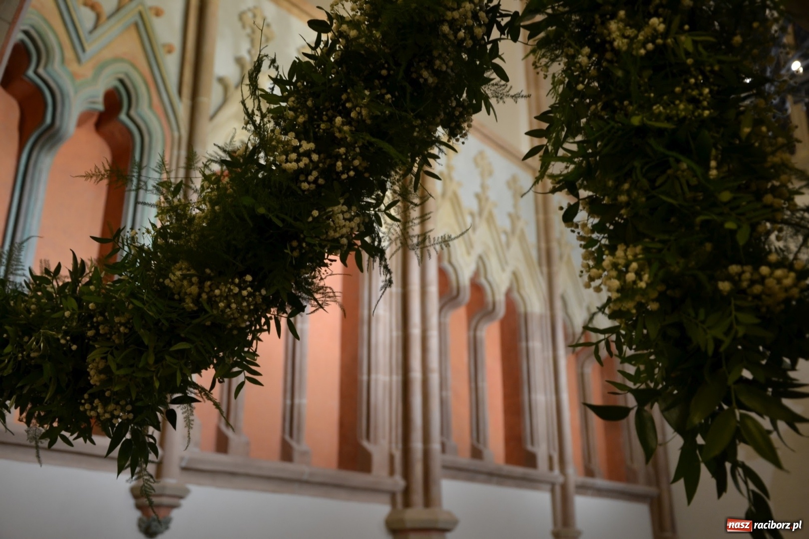 Zdjęcie w galerii na portalu naszraciborz.pl: I rocznica poświęcenia śląskiej Sainte Chapelle. Kaplica zamkowa utonęła w kwiatach  wiadomości z regionu