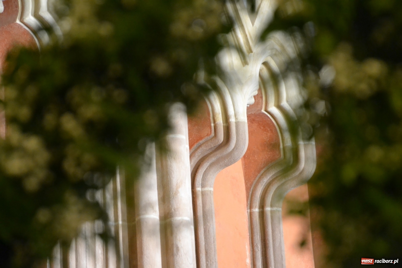 Zdjęcie w galerii na portalu naszraciborz.pl: I rocznica poświęcenia śląskiej Sainte Chapelle. Kaplica zamkowa utonęła w kwiatach  wiadomości z regionu