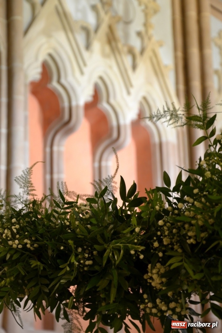 Zdjęcie w galerii na portalu naszraciborz.pl: I rocznica poświęcenia śląskiej Sainte Chapelle. Kaplica zamkowa utonęła w kwiatach  wiadomości z regionu