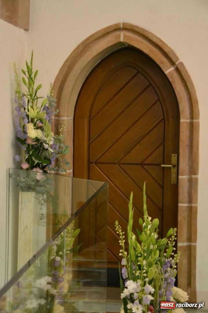 Zdjęcie w galerii na portalu naszraciborz.pl: I rocznica poświęcenia śląskiej Sainte Chapelle. Kaplica zamkowa utonęła w kwiatach  wiadomości z regionu