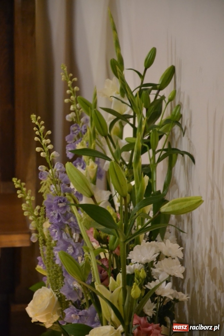 Zdjęcie w galerii na portalu naszraciborz.pl: I rocznica poświęcenia śląskiej Sainte Chapelle. Kaplica zamkowa utonęła w kwiatach  wiadomości z regionu
