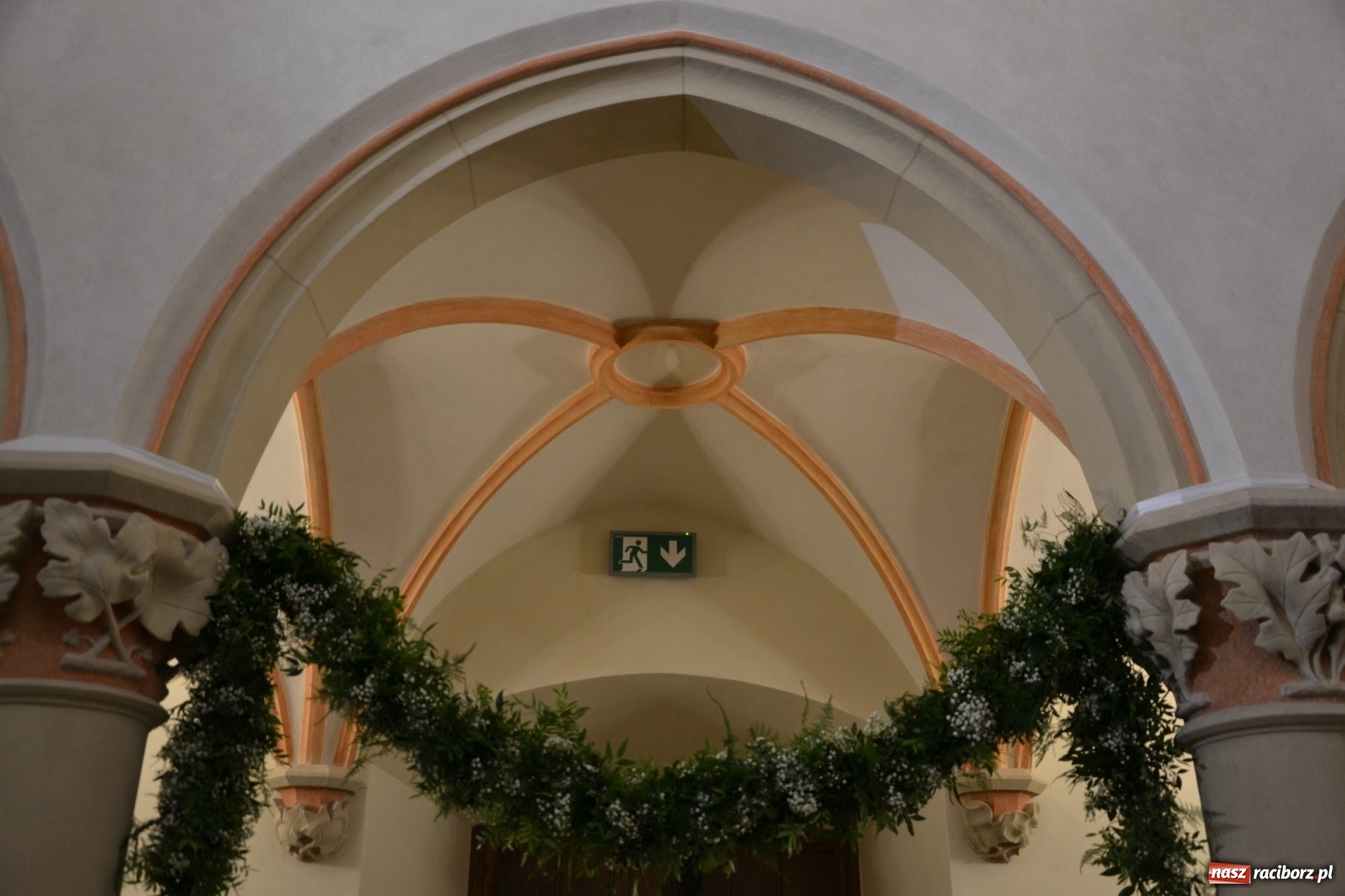 Zdjęcie w galerii na portalu naszraciborz.pl: I rocznica poświęcenia śląskiej Sainte Chapelle. Kaplica zamkowa utonęła w kwiatach  wiadomości z regionu