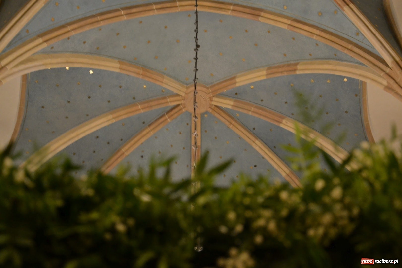 Zdjęcie w galerii na portalu naszraciborz.pl: I rocznica poświęcenia śląskiej Sainte Chapelle. Kaplica zamkowa utonęła w kwiatach  wiadomości z regionu