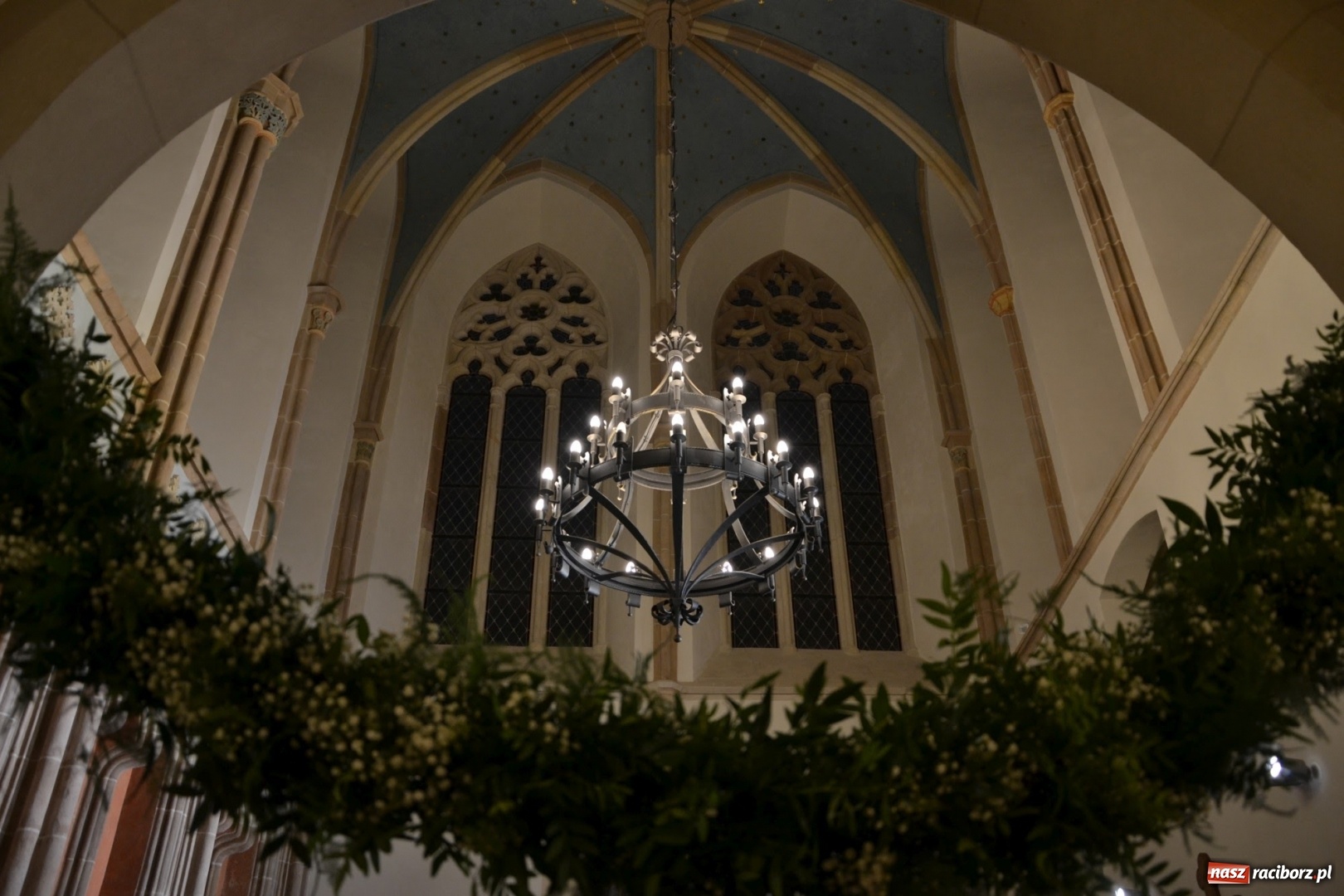 Zdjęcie w galerii na portalu naszraciborz.pl: I rocznica poświęcenia śląskiej Sainte Chapelle. Kaplica zamkowa utonęła w kwiatach  wiadomości z regionu