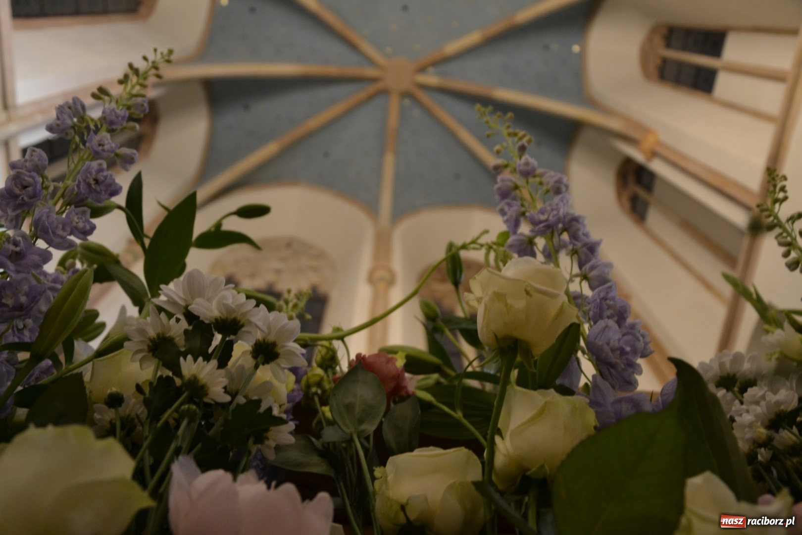 Zdjęcie w galerii na portalu naszraciborz.pl: I rocznica poświęcenia śląskiej Sainte Chapelle. Kaplica zamkowa utonęła w kwiatach  wiadomości z regionu