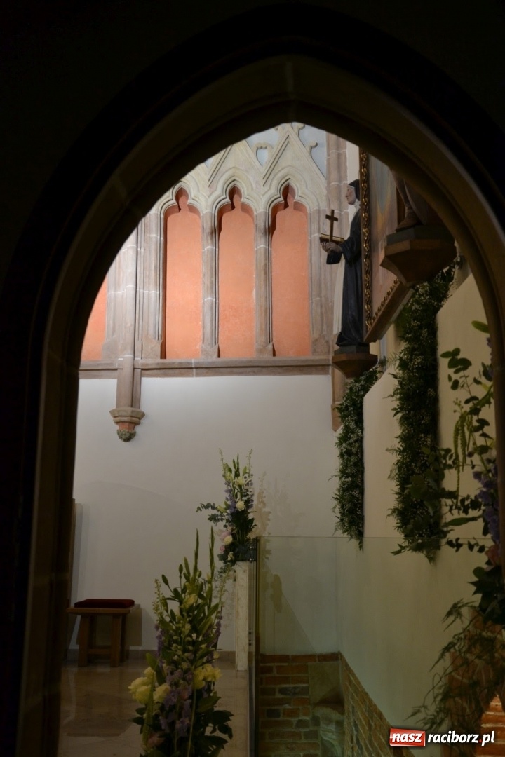 Zdjęcie w galerii na portalu naszraciborz.pl: I rocznica poświęcenia śląskiej Sainte Chapelle. Kaplica zamkowa utonęła w kwiatach  wiadomości z regionu