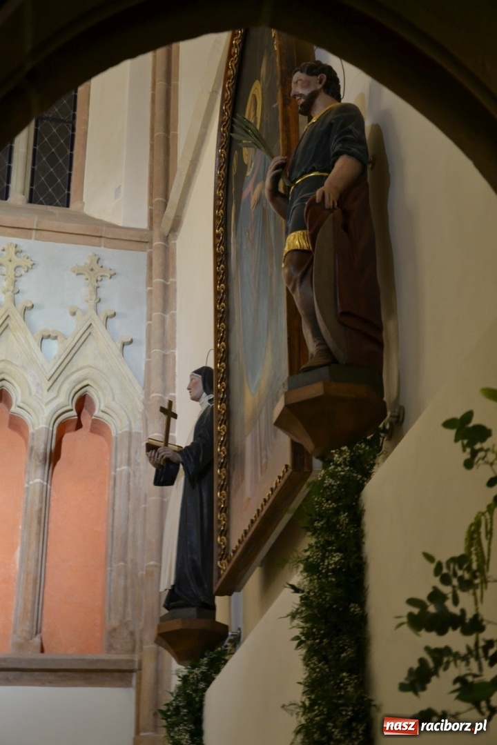 Zdjęcie w galerii na portalu naszraciborz.pl: I rocznica poświęcenia śląskiej Sainte Chapelle. Kaplica zamkowa utonęła w kwiatach  wiadomości z regionu