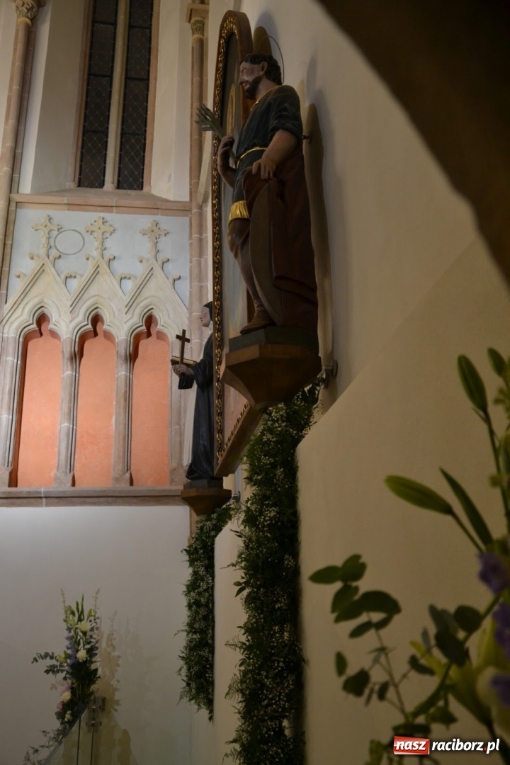 Zdjęcie w galerii na portalu naszraciborz.pl: I rocznica poświęcenia śląskiej Sainte Chapelle. Kaplica zamkowa utonęła w kwiatach  wiadomości z regionu