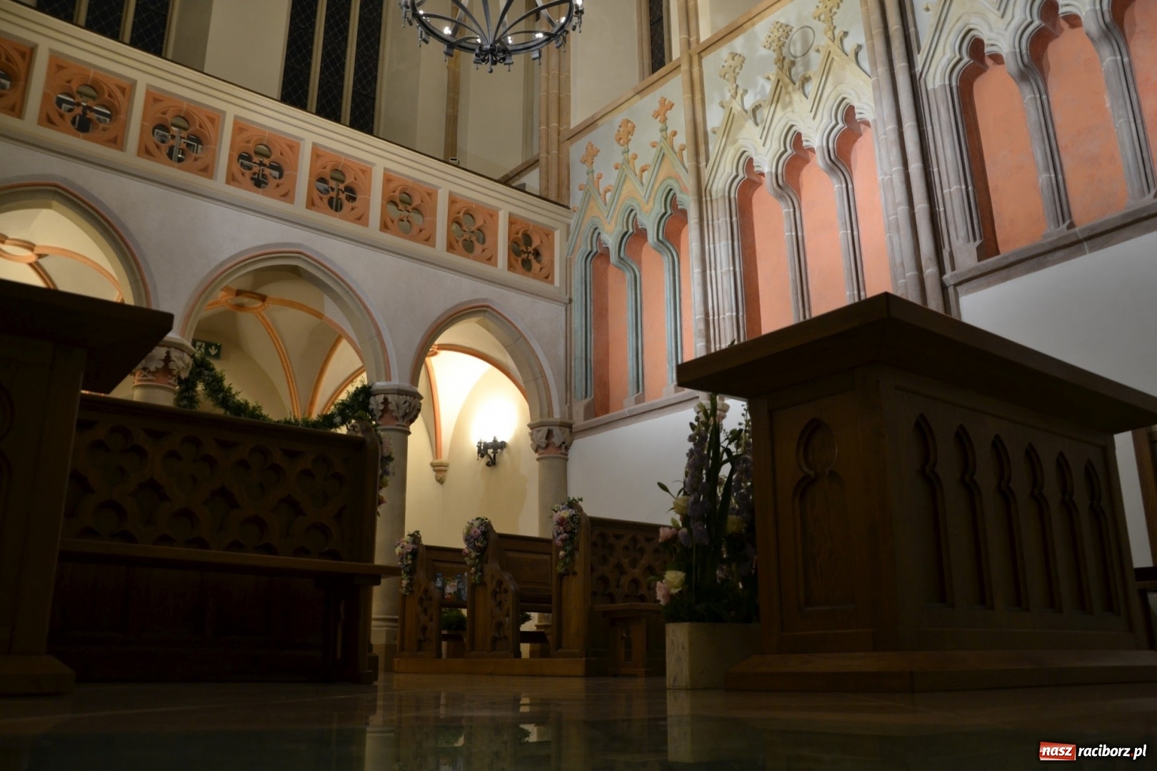 Zdjęcie w galerii na portalu naszraciborz.pl: I rocznica poświęcenia śląskiej Sainte Chapelle. Kaplica zamkowa utonęła w kwiatach  wiadomości z regionu