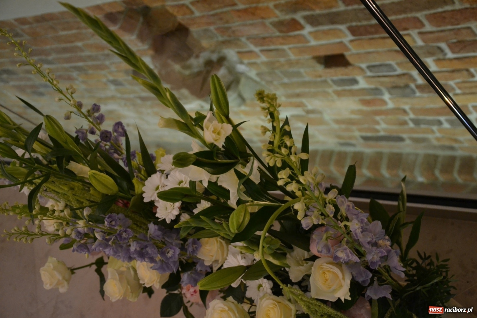 Zdjęcie w galerii na portalu naszraciborz.pl: I rocznica poświęcenia śląskiej Sainte Chapelle. Kaplica zamkowa utonęła w kwiatach  wiadomości z regionu