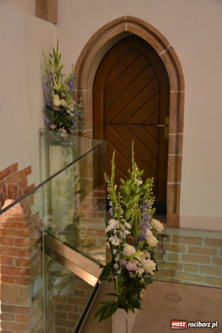 Zdjęcie w galerii na portalu naszraciborz.pl: I rocznica poświęcenia śląskiej Sainte Chapelle. Kaplica zamkowa utonęła w kwiatach  wiadomości z regionu