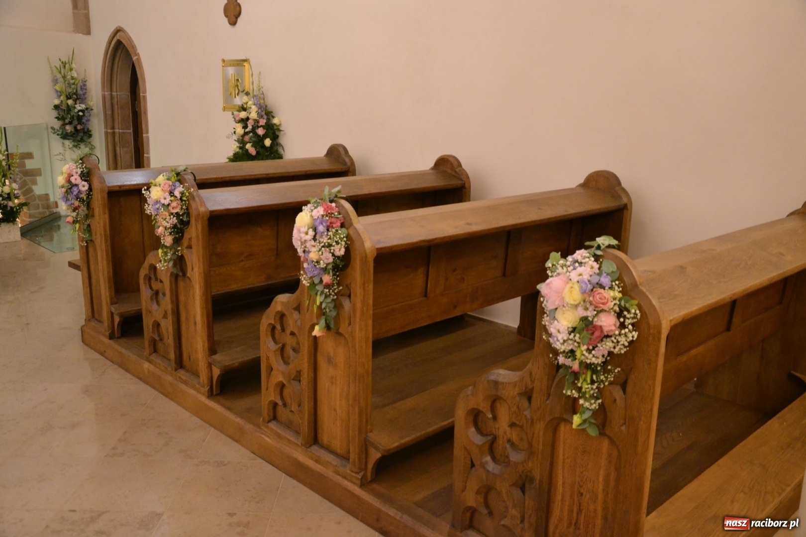 Zdjęcie w galerii na portalu naszraciborz.pl: I rocznica poświęcenia śląskiej Sainte Chapelle. Kaplica zamkowa utonęła w kwiatach  wiadomości z regionu