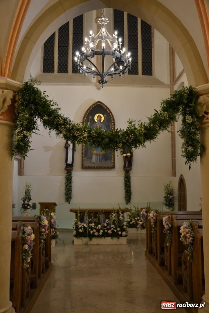 Zdjęcie w galerii na portalu naszraciborz.pl: I rocznica poświęcenia śląskiej Sainte Chapelle. Kaplica zamkowa utonęła w kwiatach  wiadomości z regionu