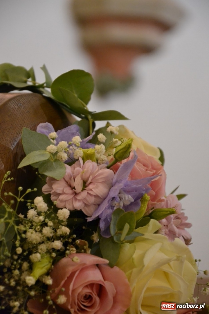 Zdjęcie w galerii na portalu naszraciborz.pl: I rocznica poświęcenia śląskiej Sainte Chapelle. Kaplica zamkowa utonęła w kwiatach  wiadomości z regionu