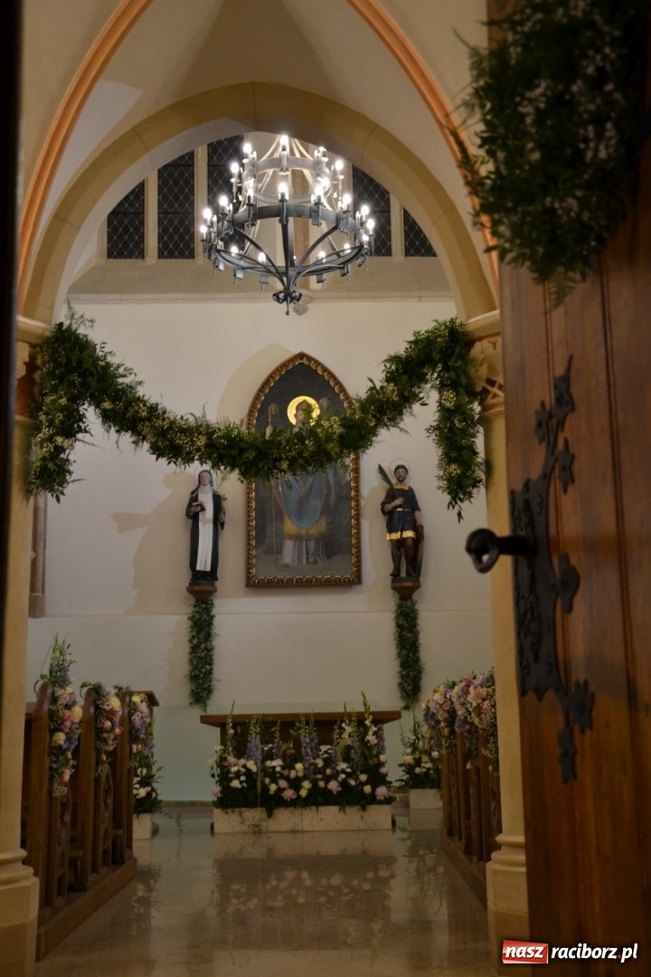 Zdjęcie w galerii na portalu naszraciborz.pl: I rocznica poświęcenia śląskiej Sainte Chapelle. Kaplica zamkowa utonęła w kwiatach  wiadomości z regionu