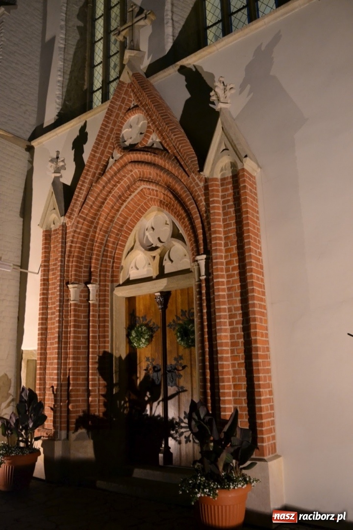 Zdjęcie w galerii na portalu naszraciborz.pl: I rocznica poświęcenia śląskiej Sainte Chapelle. Kaplica zamkowa utonęła w kwiatach  wiadomości z regionu