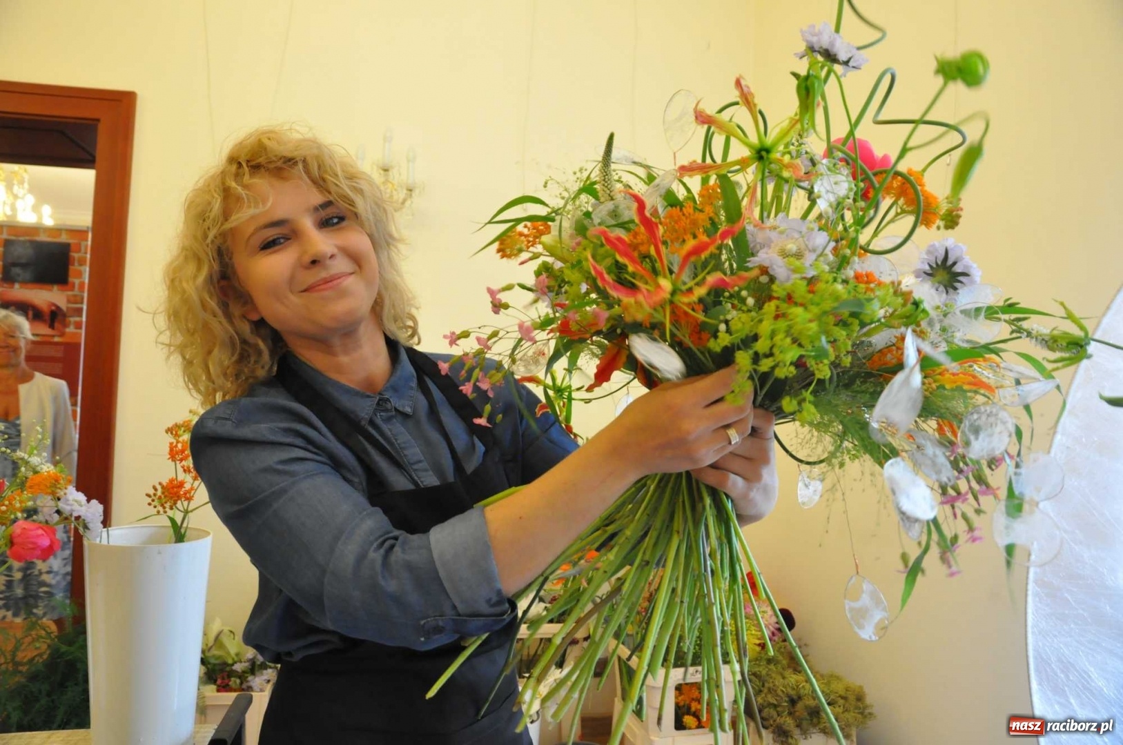 Zdjęcie w galerii na portalu naszraciborz.pl: Na zamku można oglądać, jak powstają piękne kompozycje kwiatowe wiadomości z regionu