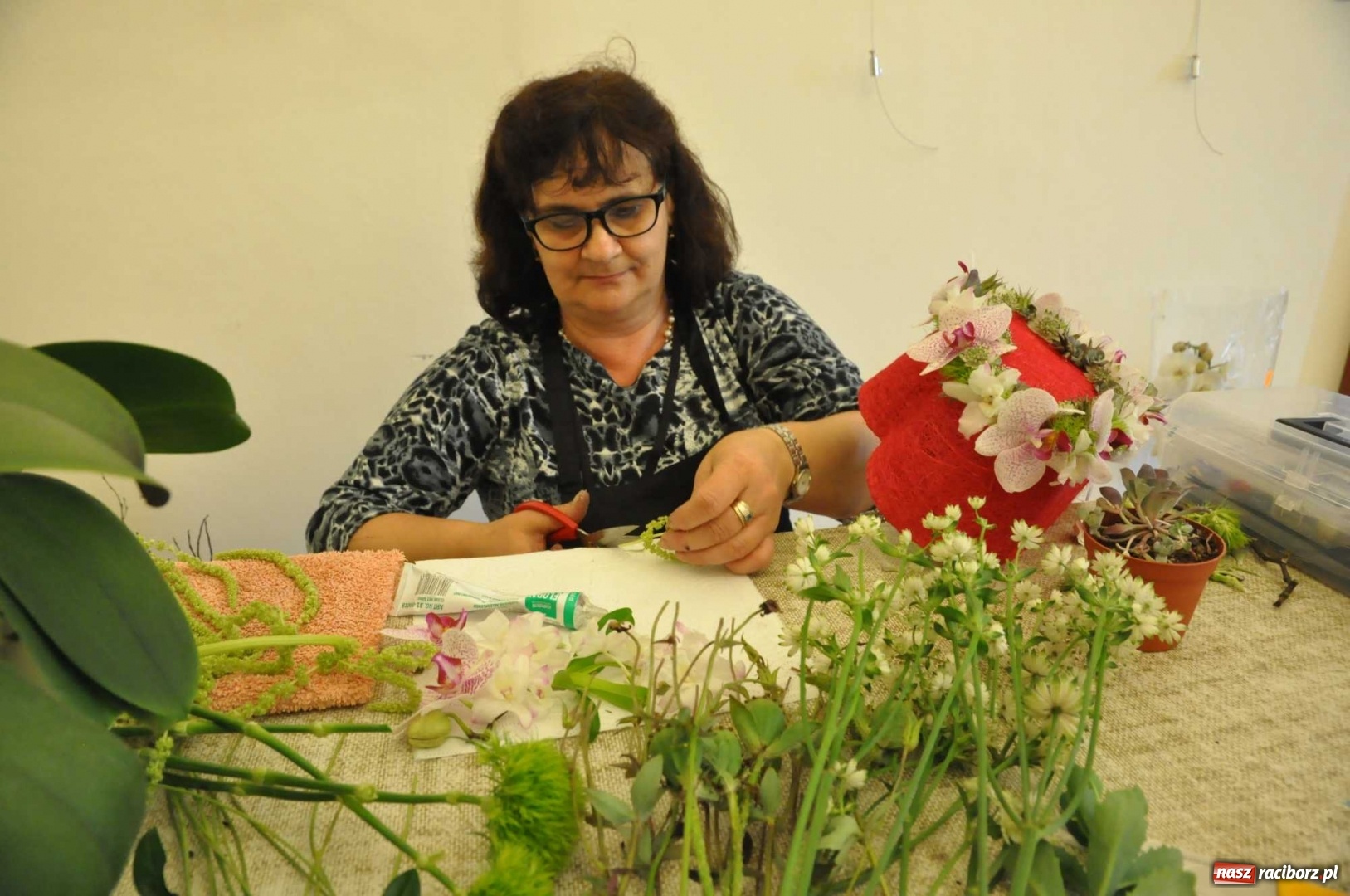 Zdjęcie w galerii na portalu naszraciborz.pl: Na zamku można oglądać, jak powstają piękne kompozycje kwiatowe wiadomości z regionu