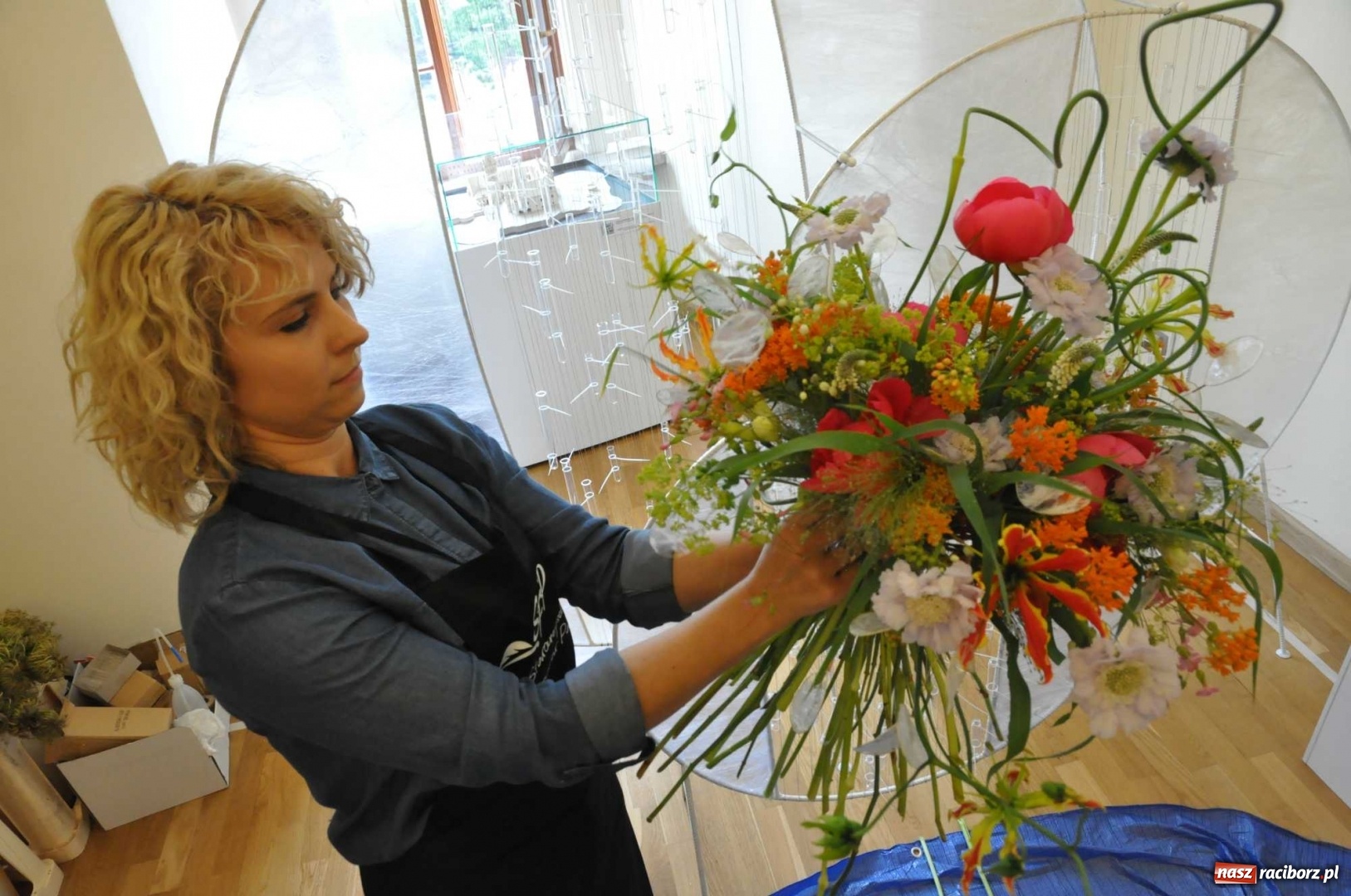 Zdjęcie w galerii na portalu naszraciborz.pl: Na zamku można oglądać, jak powstają piękne kompozycje kwiatowe wiadomości z regionu