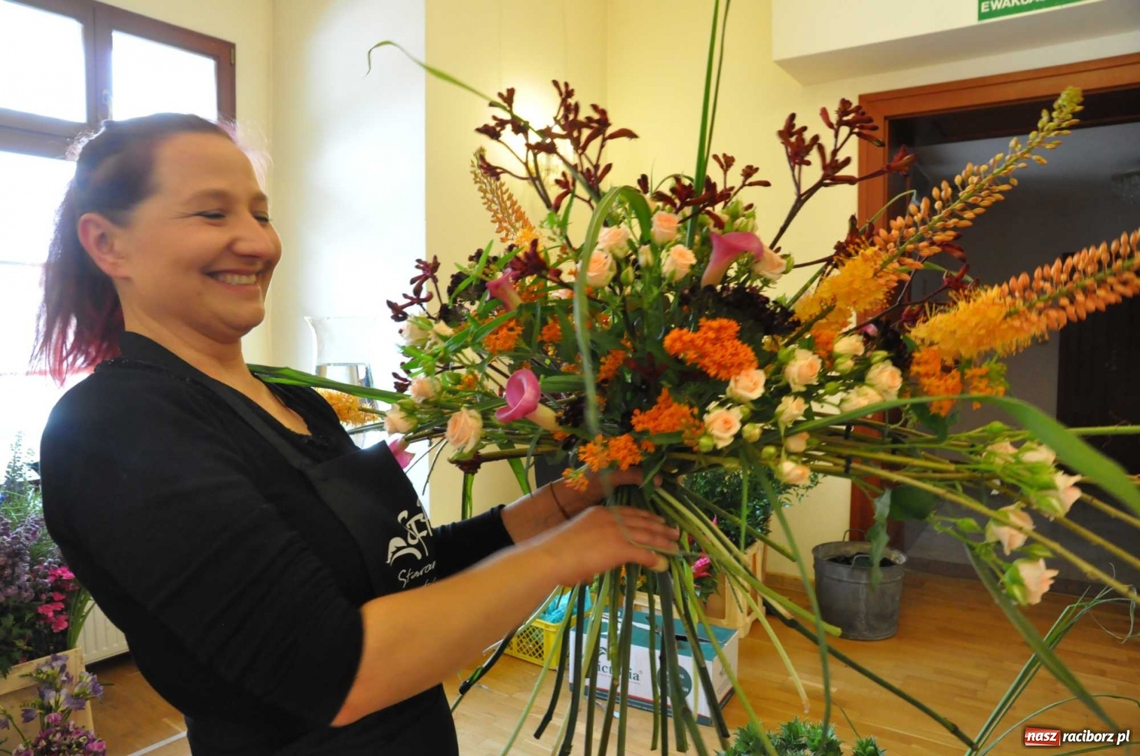 Zdjęcie w galerii na portalu naszraciborz.pl: Na zamku można oglądać, jak powstają piękne kompozycje kwiatowe wiadomości z regionu