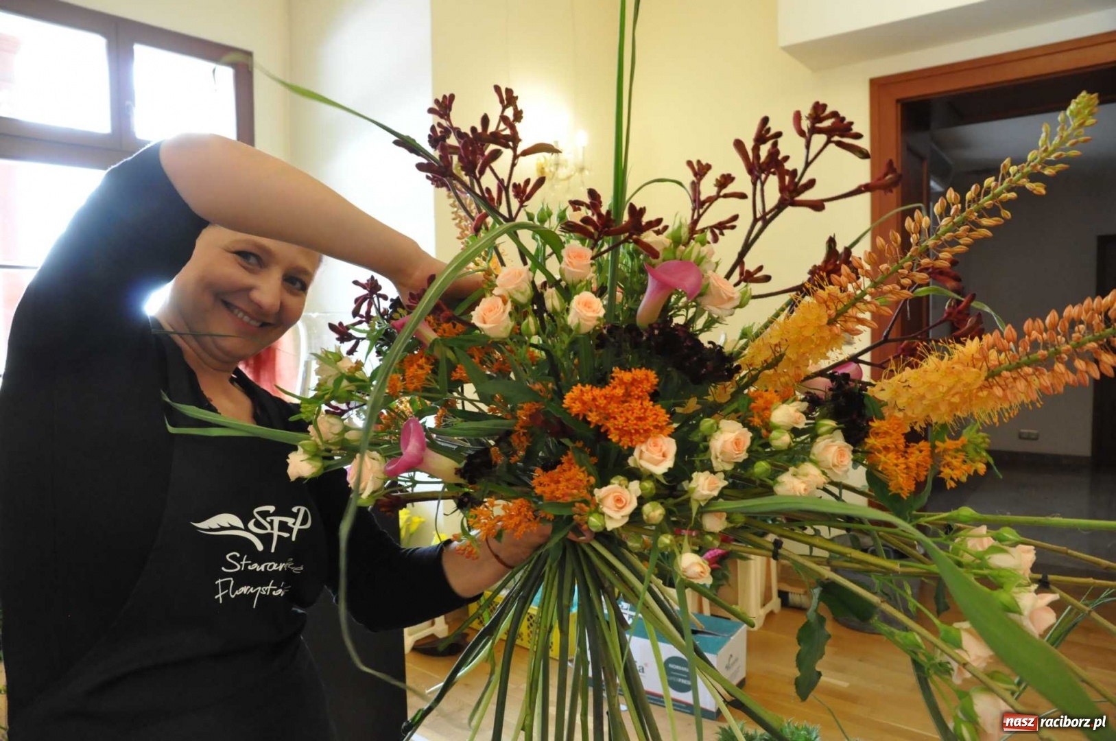 Zdjęcie w galerii na portalu naszraciborz.pl: Na zamku można oglądać, jak powstają piękne kompozycje kwiatowe wiadomości z regionu