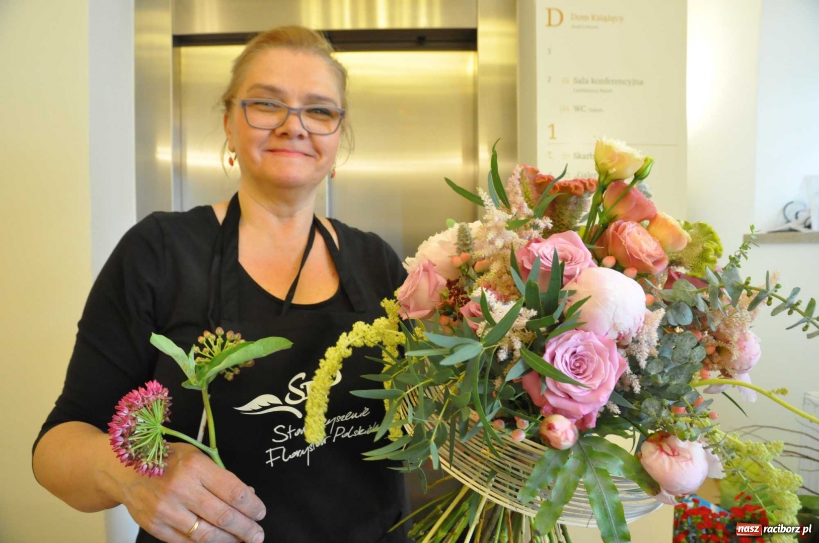 Zdjęcie w galerii na portalu naszraciborz.pl: Na zamku można oglądać, jak powstają piękne kompozycje kwiatowe wiadomości z regionu