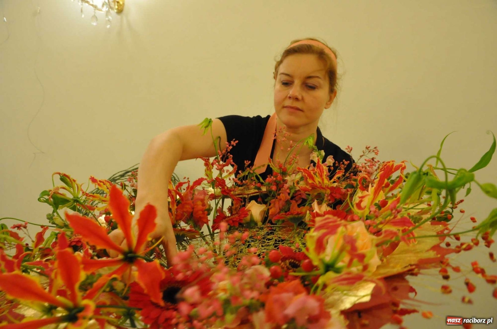 Zdjęcie w galerii na portalu naszraciborz.pl: Na zamku można oglądać, jak powstają piękne kompozycje kwiatowe wiadomości z regionu