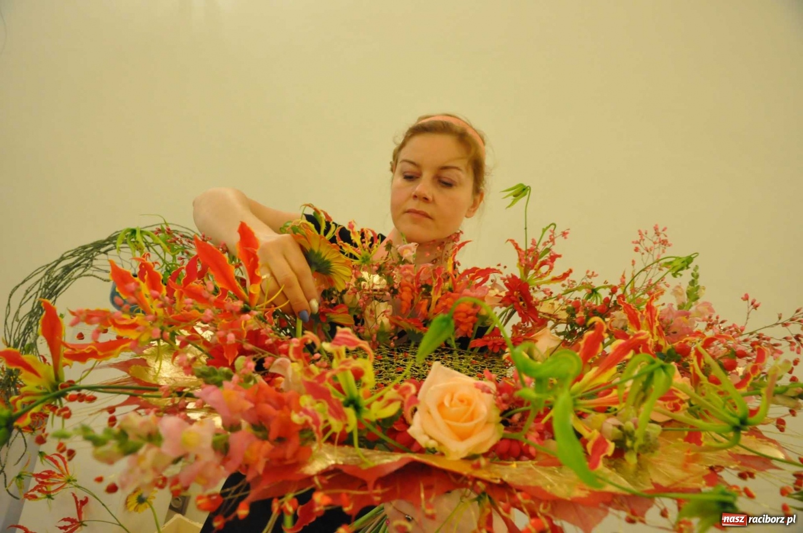 Zdjęcie w galerii na portalu naszraciborz.pl: Na zamku można oglądać, jak powstają piękne kompozycje kwiatowe wiadomości z regionu