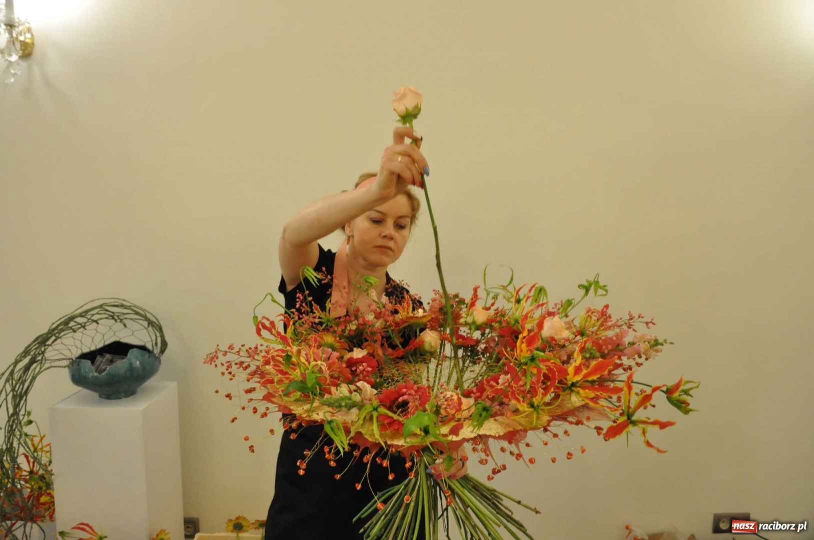 Zdjęcie w galerii na portalu naszraciborz.pl: Na zamku można oglądać, jak powstają piękne kompozycje kwiatowe wiadomości z regionu