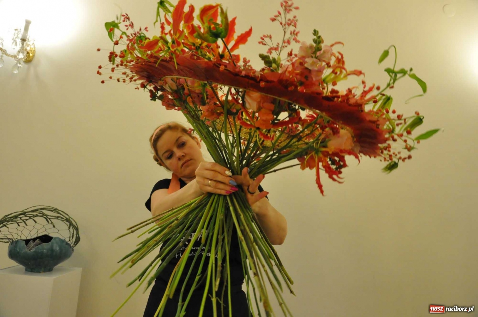 Zdjęcie w galerii na portalu naszraciborz.pl: Na zamku można oglądać, jak powstają piękne kompozycje kwiatowe wiadomości z regionu