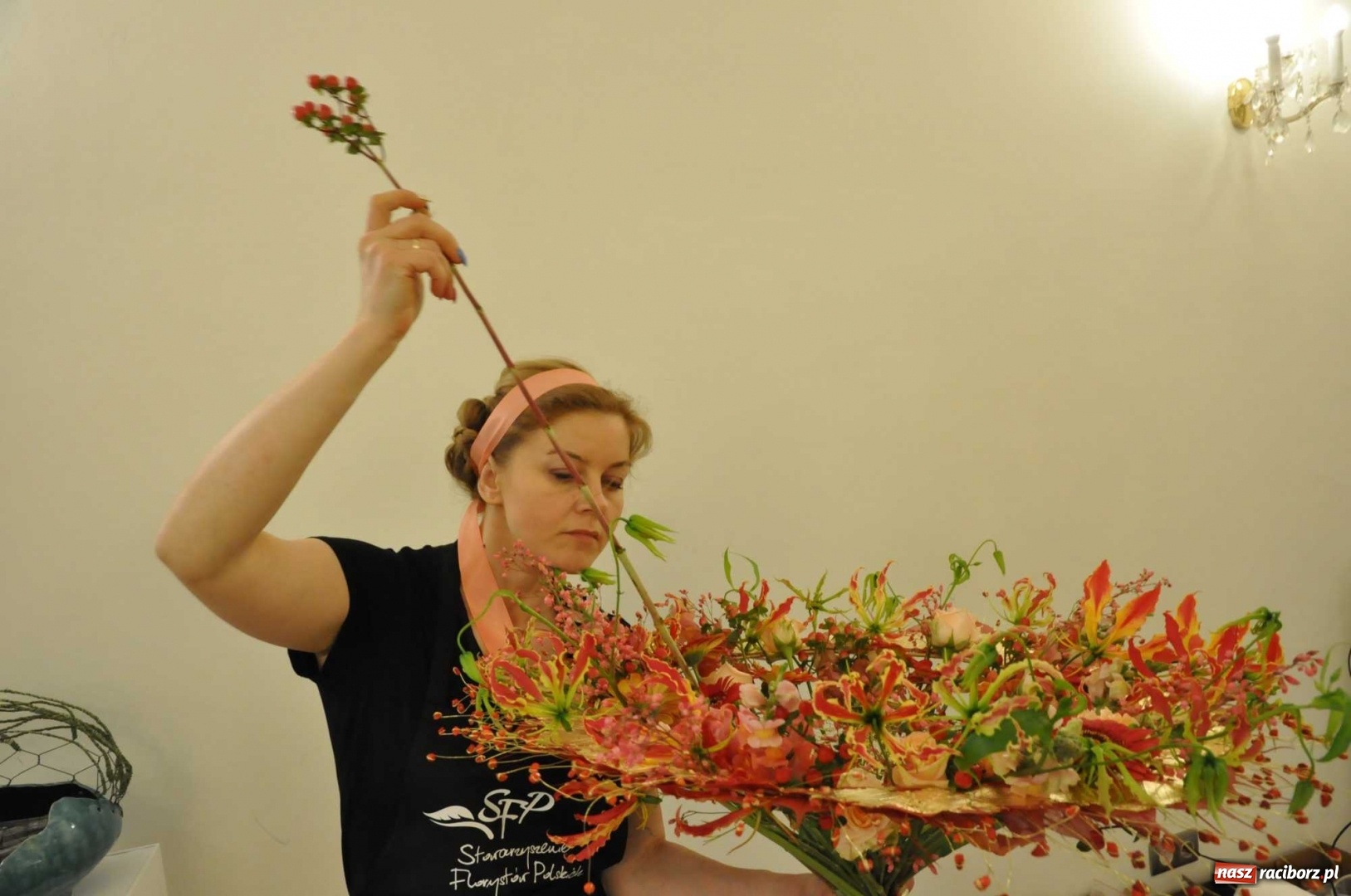 Zdjęcie w galerii na portalu naszraciborz.pl: Na zamku można oglądać, jak powstają piękne kompozycje kwiatowe wiadomości z regionu