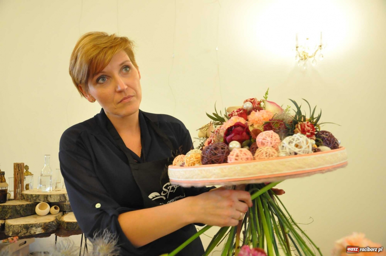 Zdjęcie w galerii na portalu naszraciborz.pl: Na zamku można oglądać, jak powstają piękne kompozycje kwiatowe wiadomości z regionu