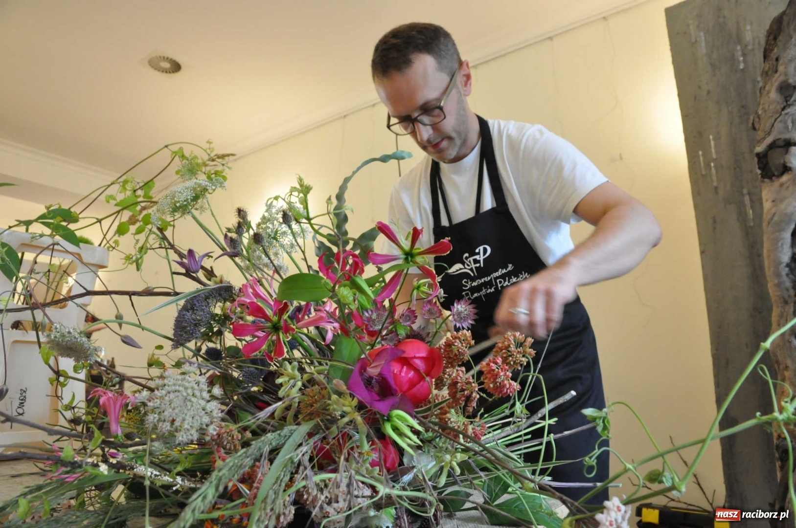 Zdjęcie w galerii na portalu naszraciborz.pl: Na zamku można oglądać, jak powstają piękne kompozycje kwiatowe wiadomości z regionu