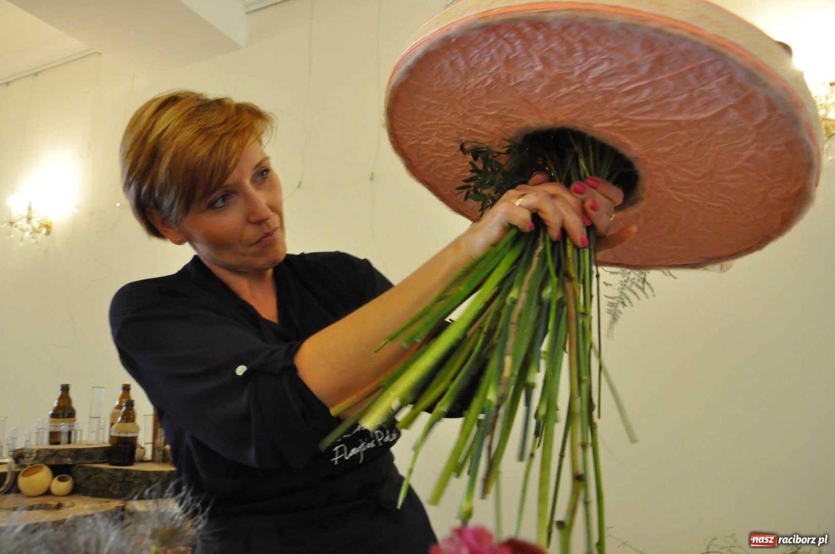 Zdjęcie w galerii na portalu naszraciborz.pl: Na zamku można oglądać, jak powstają piękne kompozycje kwiatowe wiadomości z regionu