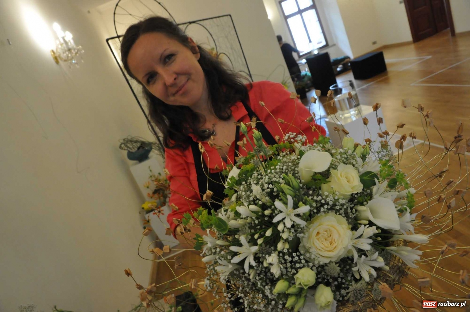 Zdjęcie w galerii na portalu naszraciborz.pl: Na zamku można oglądać, jak powstają piękne kompozycje kwiatowe wiadomości z regionu