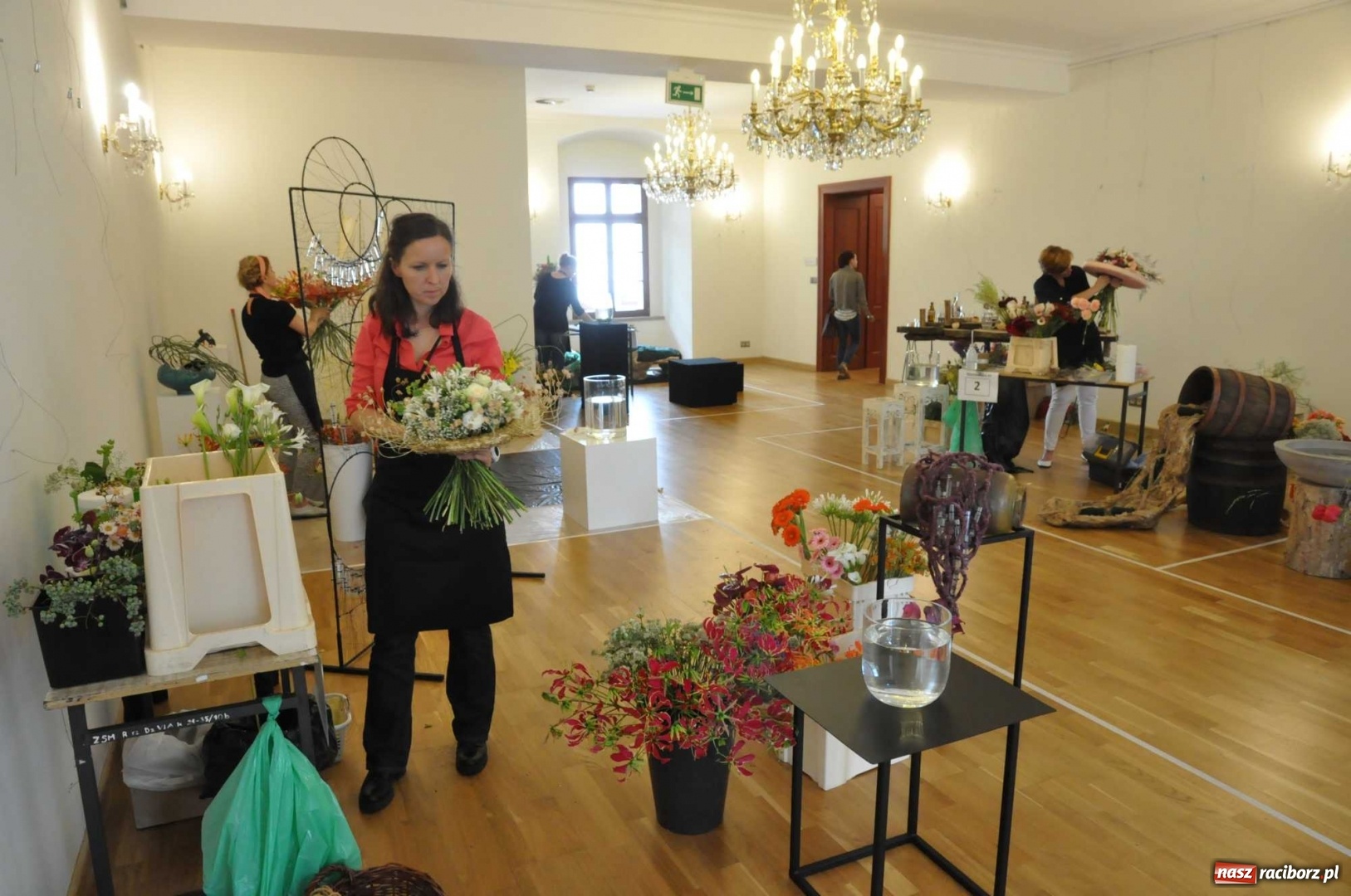 Zdjęcie w galerii na portalu naszraciborz.pl: Na zamku można oglądać, jak powstają piękne kompozycje kwiatowe wiadomości z regionu