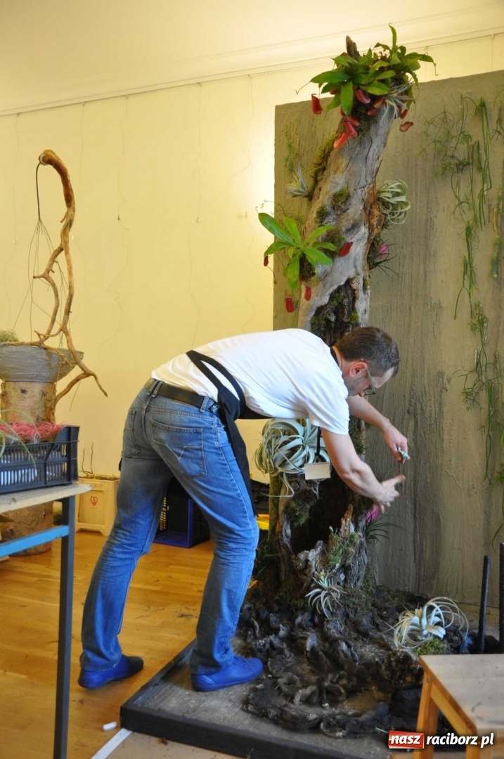 Zdjęcie w galerii na portalu naszraciborz.pl: Na zamku można oglądać, jak powstają piękne kompozycje kwiatowe wiadomości z regionu