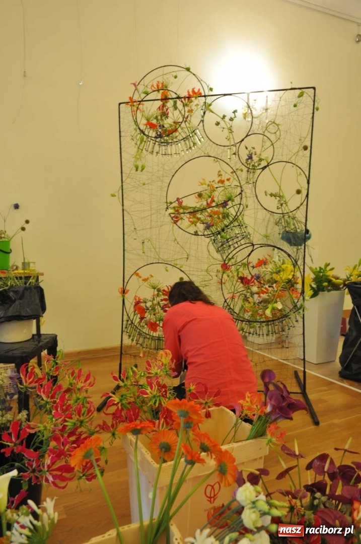 Zdjęcie w galerii na portalu naszraciborz.pl: Na zamku można oglądać, jak powstają piękne kompozycje kwiatowe wiadomości z regionu