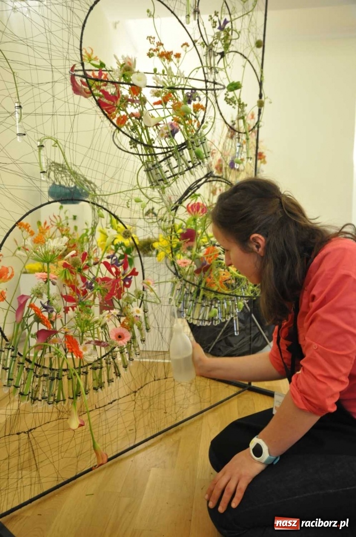 Zdjęcie w galerii na portalu naszraciborz.pl: Na zamku można oglądać, jak powstają piękne kompozycje kwiatowe wiadomości z regionu
