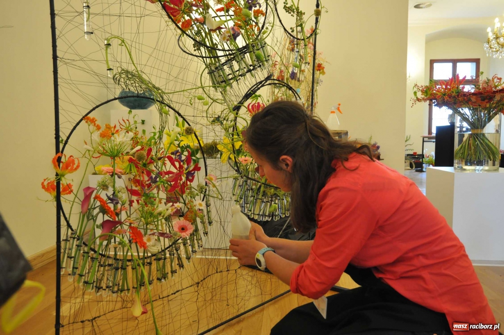 Zdjęcie w galerii na portalu naszraciborz.pl: Na zamku można oglądać, jak powstają piękne kompozycje kwiatowe wiadomości z regionu