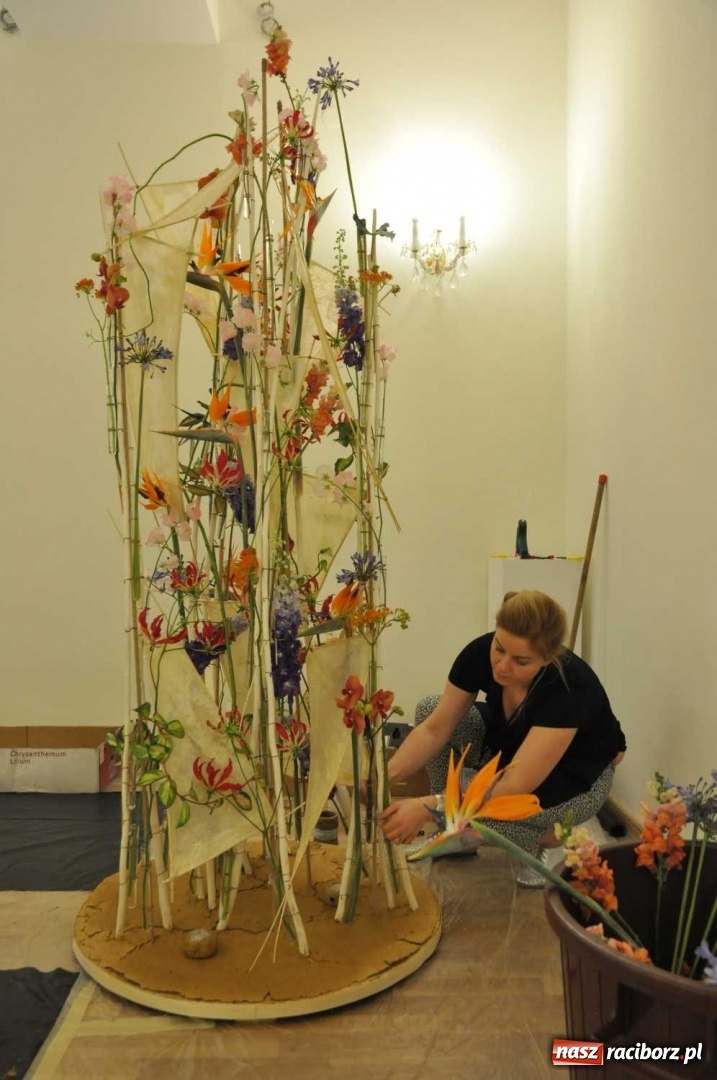 Zdjęcie w galerii na portalu naszraciborz.pl: Na zamku można oglądać, jak powstają piękne kompozycje kwiatowe wiadomości z regionu
