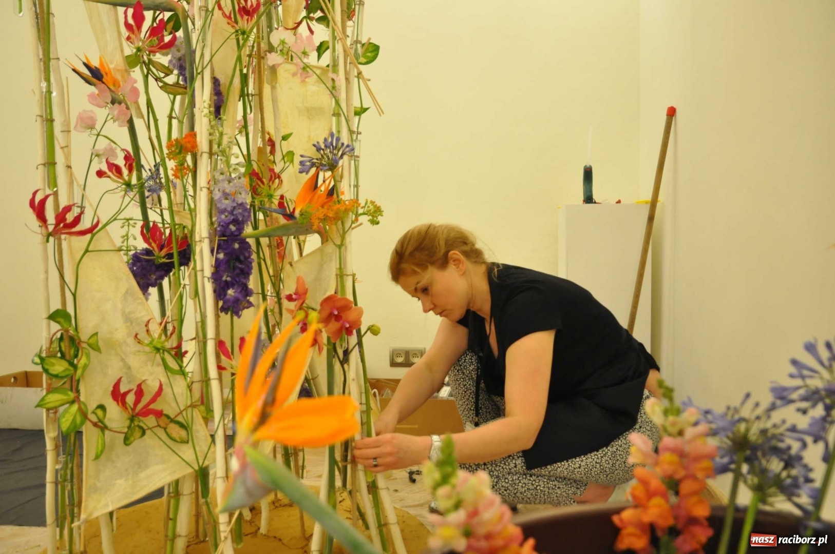 Zdjęcie w galerii na portalu naszraciborz.pl: Na zamku można oglądać, jak powstają piękne kompozycje kwiatowe wiadomości z regionu