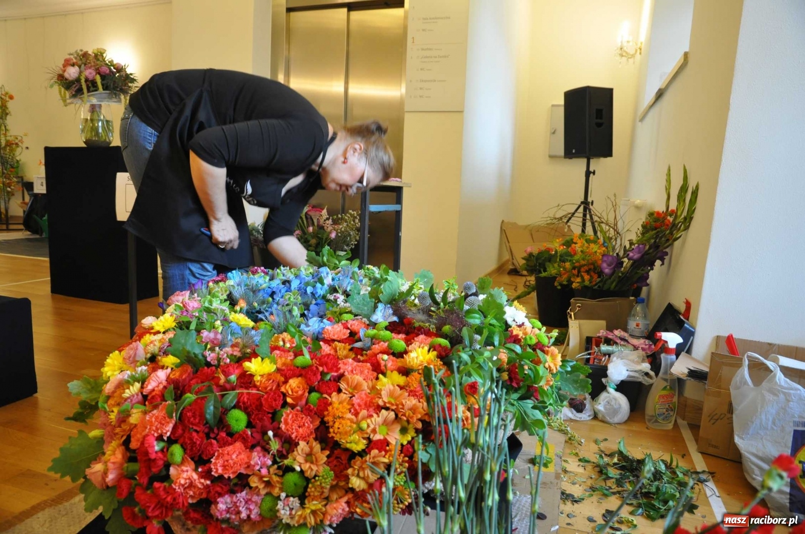 Zdjęcie w galerii na portalu naszraciborz.pl: Na zamku można oglądać, jak powstają piękne kompozycje kwiatowe wiadomości z regionu