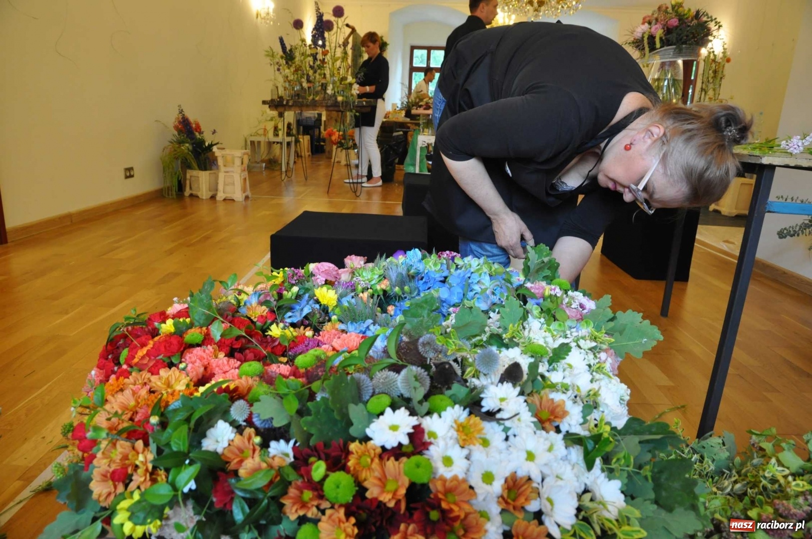 Zdjęcie w galerii na portalu naszraciborz.pl: Na zamku można oglądać, jak powstają piękne kompozycje kwiatowe wiadomości z regionu
