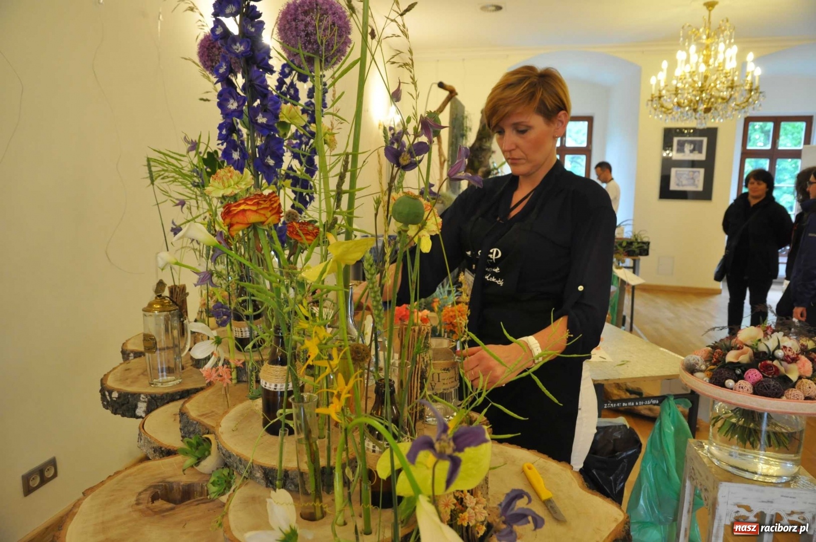 Zdjęcie w galerii na portalu naszraciborz.pl: Na zamku można oglądać, jak powstają piękne kompozycje kwiatowe wiadomości z regionu