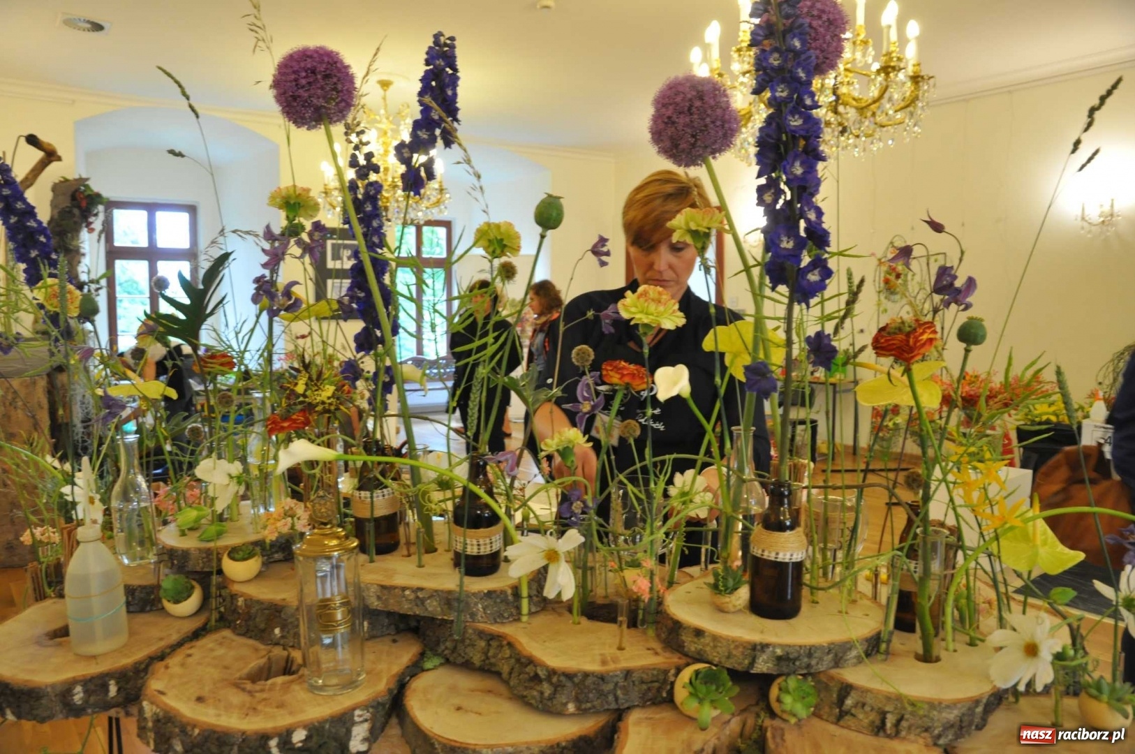 Zdjęcie w galerii na portalu naszraciborz.pl: Na zamku można oglądać, jak powstają piękne kompozycje kwiatowe wiadomości z regionu