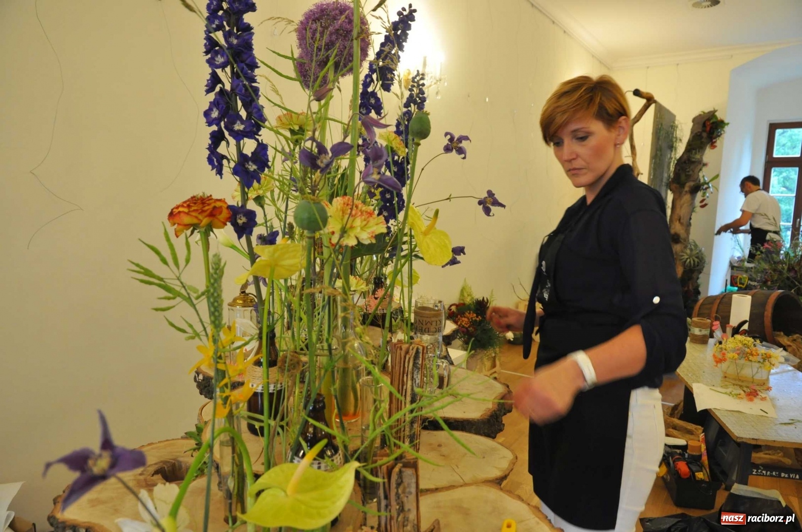 Zdjęcie w galerii na portalu naszraciborz.pl: Na zamku można oglądać, jak powstają piękne kompozycje kwiatowe wiadomości z regionu