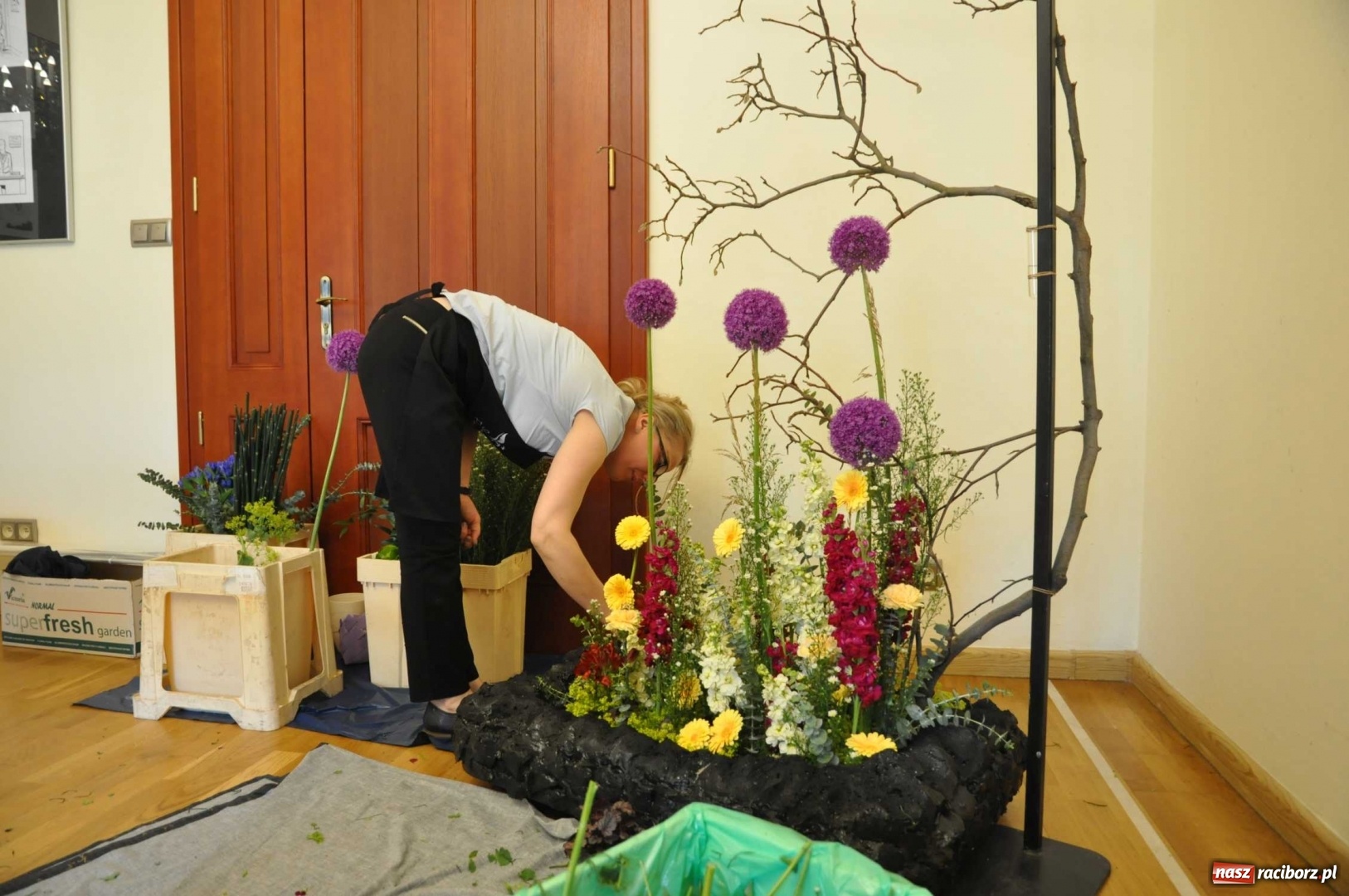 Zdjęcie w galerii na portalu naszraciborz.pl: Na zamku można oglądać, jak powstają piękne kompozycje kwiatowe wiadomości z regionu