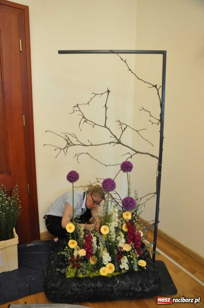 Zdjęcie w galerii na portalu naszraciborz.pl: Na zamku można oglądać, jak powstają piękne kompozycje kwiatowe wiadomości z regionu